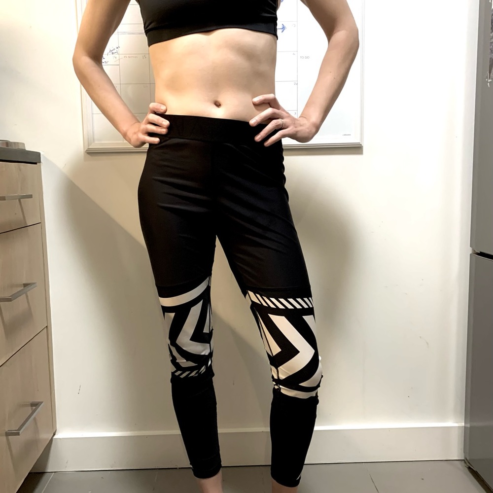 ALALA size medium leggings in black in white pattern